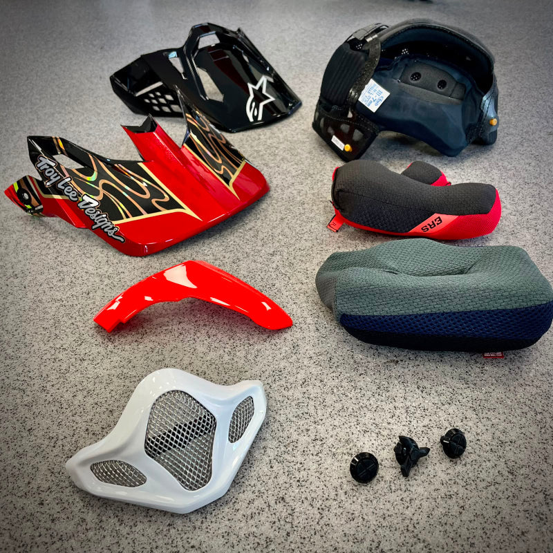 Opstelling van alle crosshelm accessoires, zoals; helmklep, mondkap, helmklep boutjes, wangstukken, binnenvoering en ventilatie kapjes.