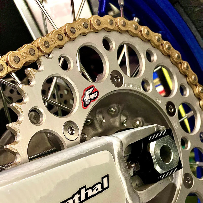 Nieuwe motorcross ketting van het merk EK chain op een Yamaha YZ125 cc in combinatie met een Renthal achtertandwiel.