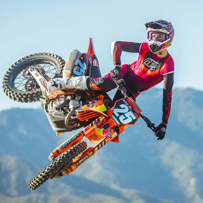 Marvin Musquin maakt een mooie sprong op zijn crossmotor in de stijlvolle Troy Lee Designs crosskleding en helm. De Redbull KTM rijder is ambassadeur van TLD.