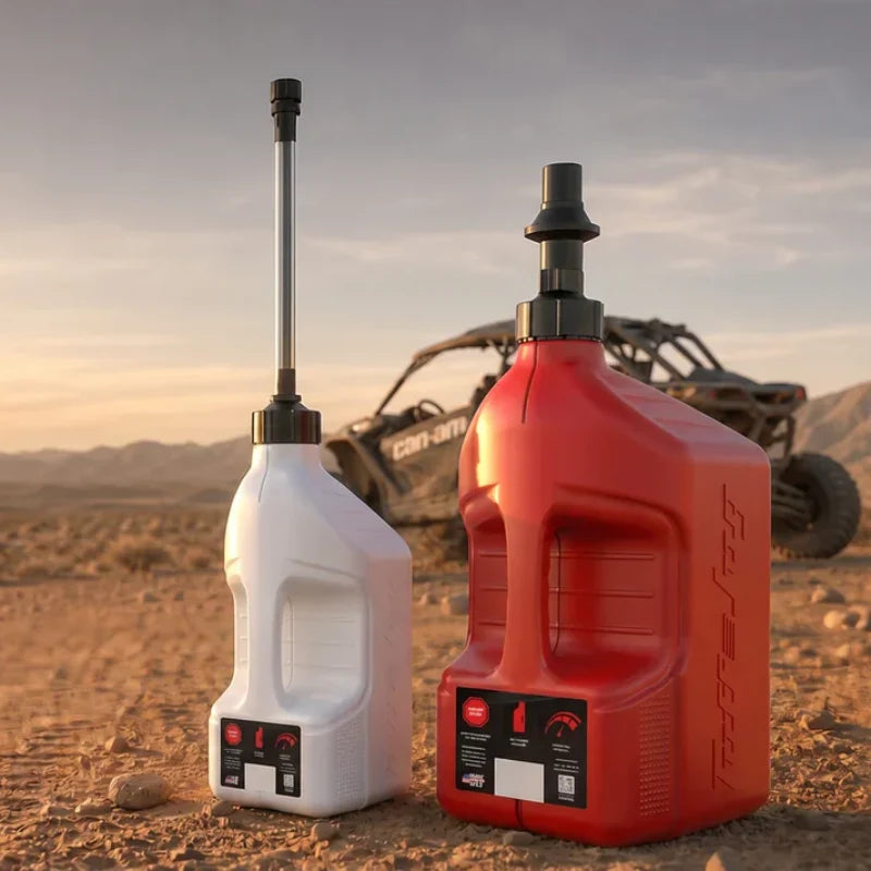 Witte en rode snelvul jerrycan/benzinekan van het merk Tuff Jug, midden in de woestijn
