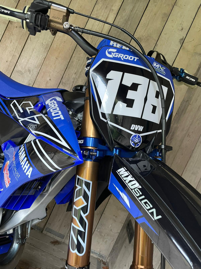 Zelf ontworpen stickerset geplakt en geleverd door Groot motoren op een nieuwe Yamaha YZ125. De KYB vering, Scar hendels  en X-trig kroonplaten maken de motor een lust voor het oog.