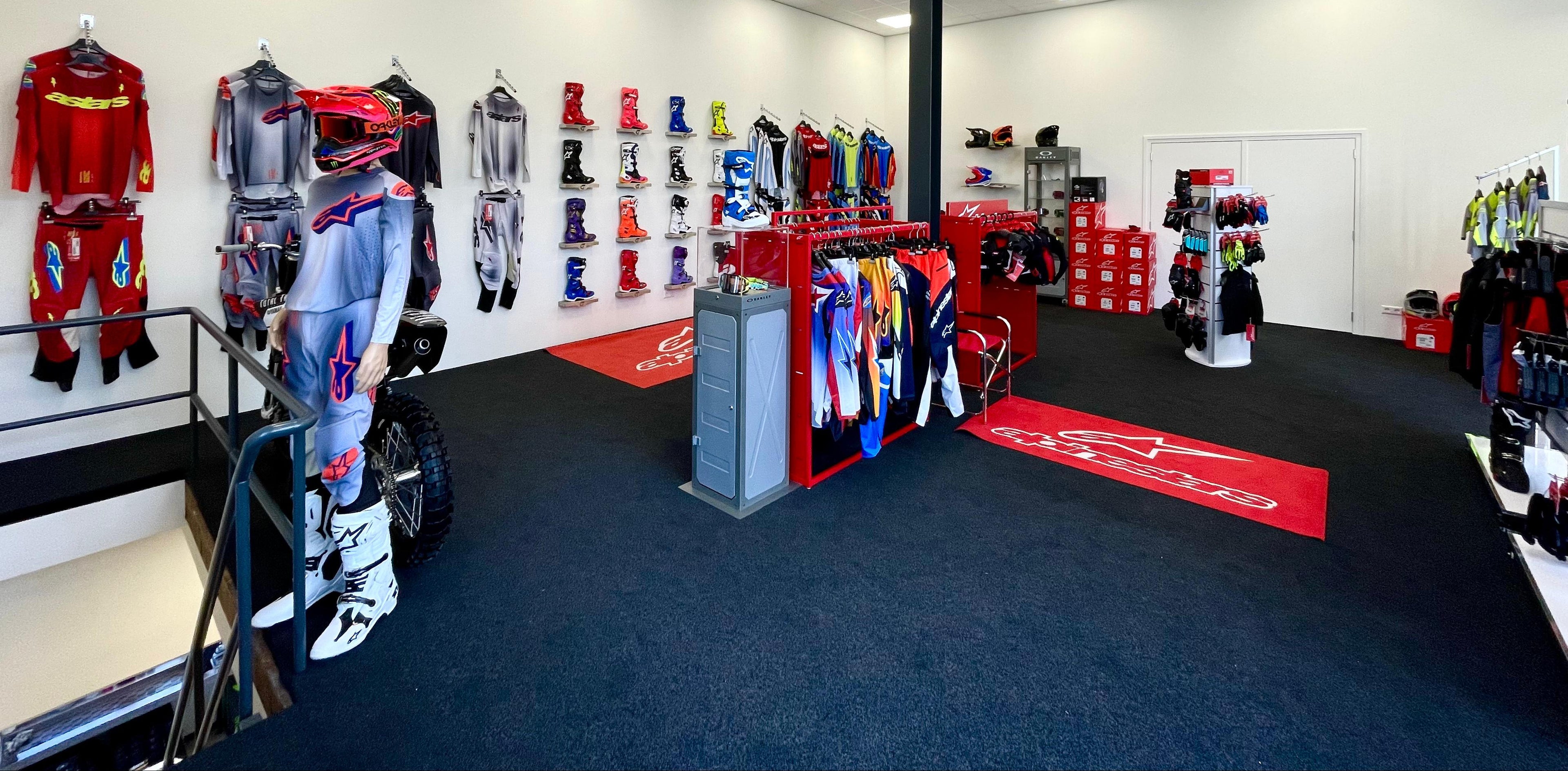 Een ruime en nette kledingafdeling met specifieke off-road kleding en bescherming.