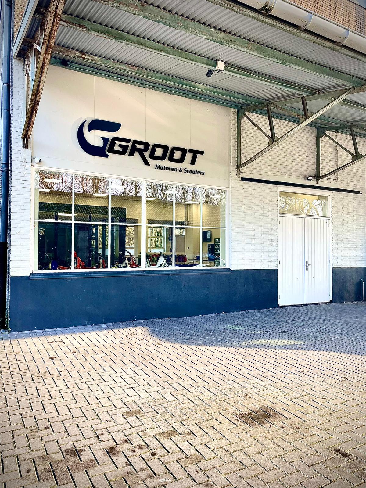 De winkel van Groot motoren heeft een industriële look aan de buitenkant. Met het grote logo op de voorgevel is het erg herkenbaar.