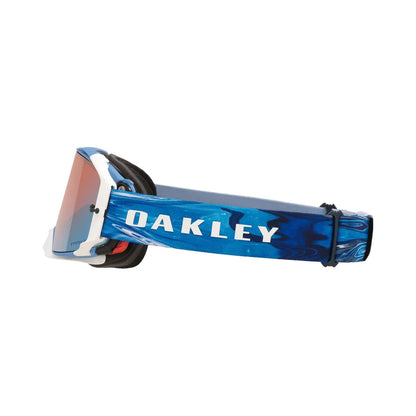 Zijaanzicht van de Chase Sexton airbrake crossbril met goed zicht op de band. De band heeft een speciaal design met verschillende kleuren blauw en witte Oakley letters.