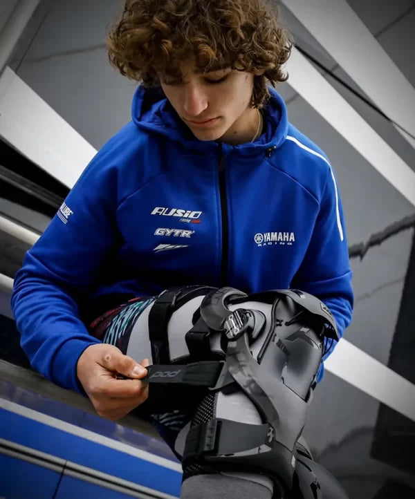 Kind die POD K4 kniebraces aan het aantrekken is.